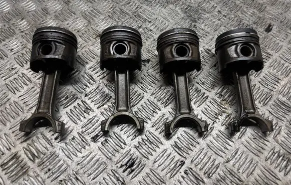 Renault Clio IV Piston with connecting rod