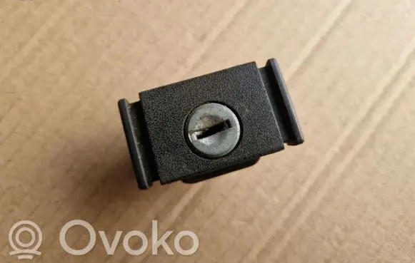 Volkswagen Jetta I Glove box lock 171857131