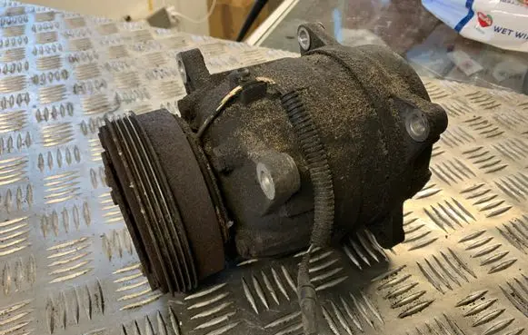 Renault Megane I Air conditioning (A/C) compressor (pump) 7700273320