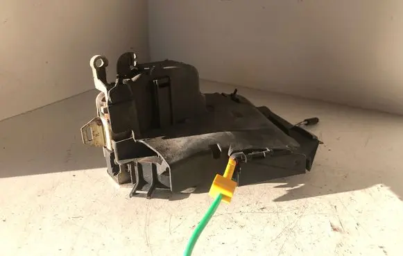 BMW 5 E39 Front door lock 8352165