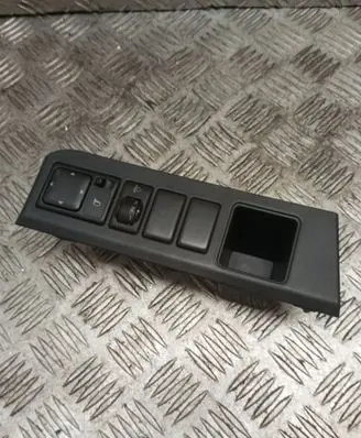 Nissan Note (E11) Wing mirror switch 684859U100