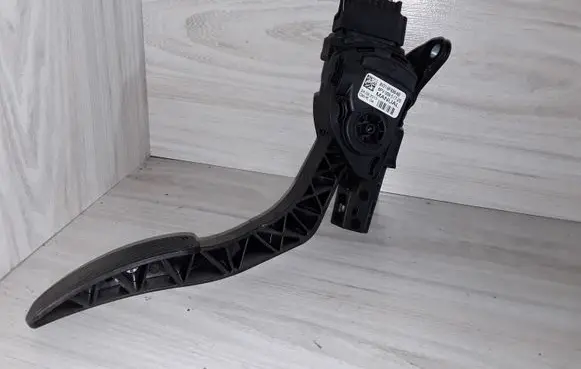 Ford Fiesta Accelerator throttle pedal 6PV00951720 8V219F836AB