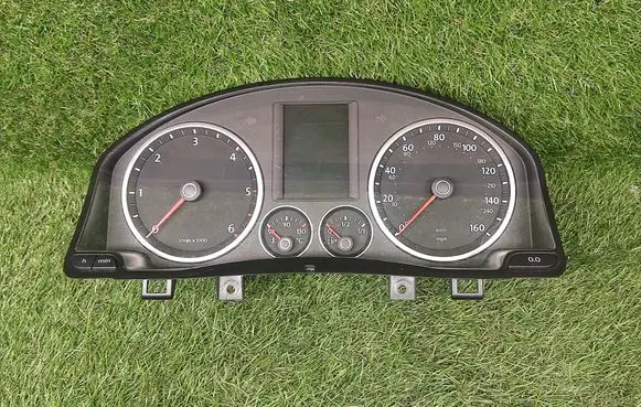 Volkswagen Tiguan Speedometer (instrument cluster) 5N0920970D