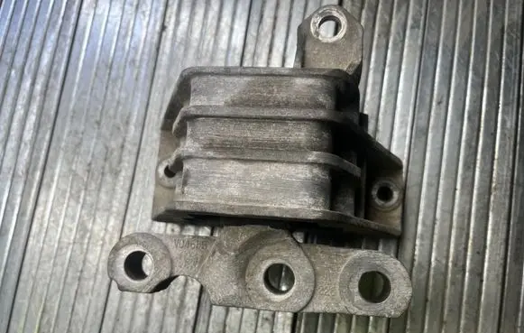 Opel Vectra C Engine mount bracket 210446111
