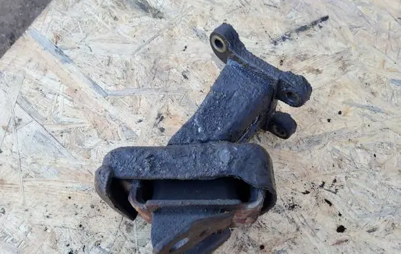 KIA Sorento Engine mounting bracket