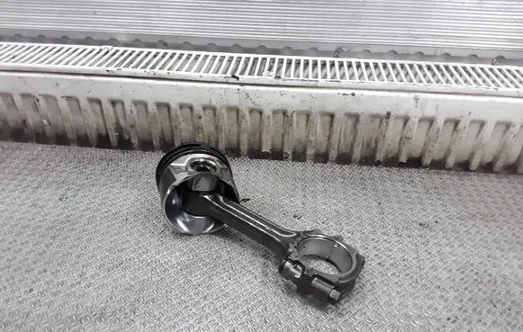 Nissan X-Trail T30 Piston with connecting rod