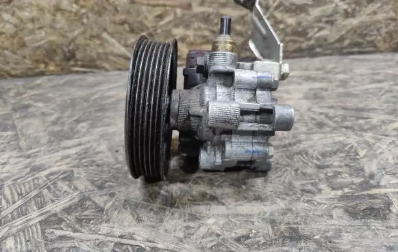 Toyota Avensis T250 Power steering pump 16D20624