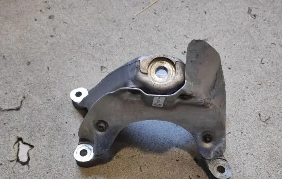 Engine mounting bracket