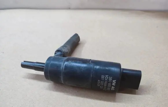 Volkswagen Touareg I Headlight washer pump 3B0955681