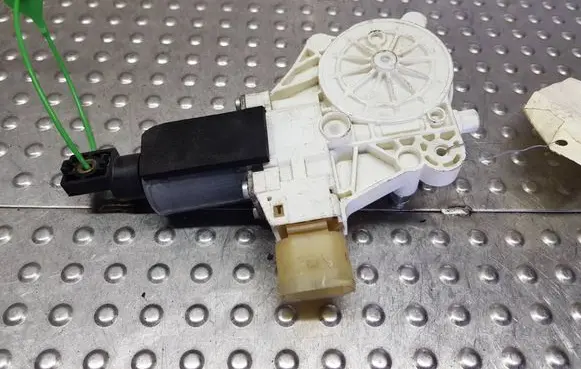 BMW 3 E92 E93 Front door window regulator with motor S26371325 0130822402