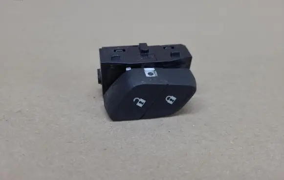 Chevrolet TrailBlazer Central locking switch button 84629910