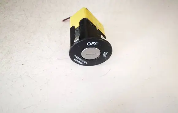 KIA Ceed Passenger airbag on/off switch 