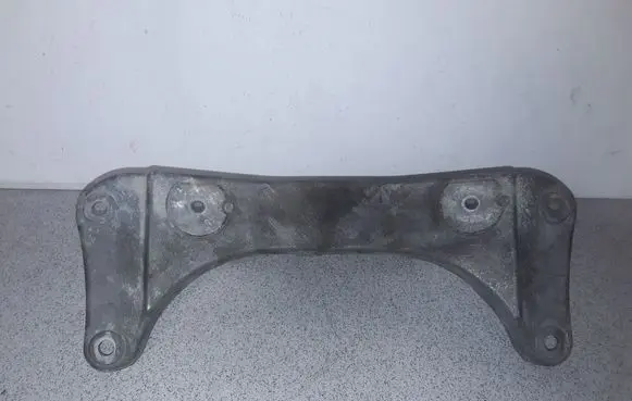 BMW 5 E39 Engine mounting bracket 1096106