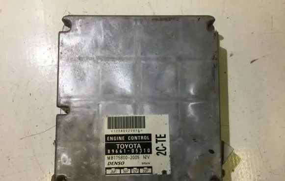 Toyota Avensis T220 Engine control unit/module 8966105310
