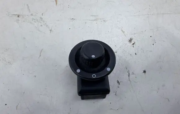 Renault Clio III Wing mirror switch 8200002442A