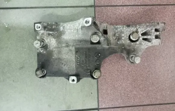 Volkswagen Golf V Engine mounting bracket 038906143af