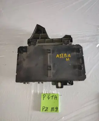 Opel Astra H Fuse module 13115937