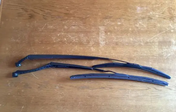 Toyota RAV 4 (XA30) Windshield/front glass wiper blade 