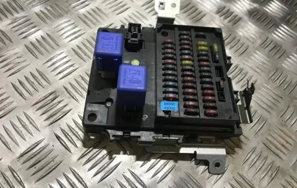Nissan Maxima Fuse box set 2435043u00