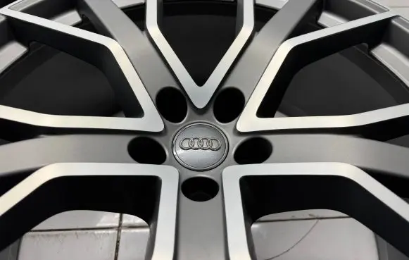 Audi RS Q8 R22 alloy rim 