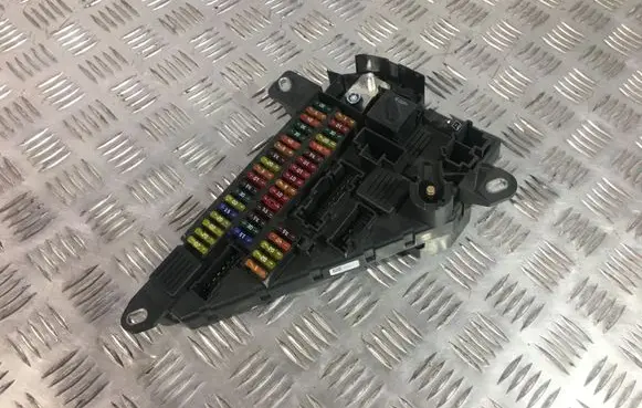 BMW 5 E60 E61 Fuse module 690661901 6906619