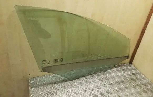 Volvo V40 Front door window glass four-door
