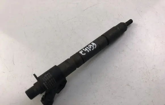 Volvo V70 Fuel injector 31303238