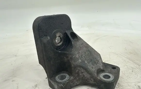 Engine mounting bracket