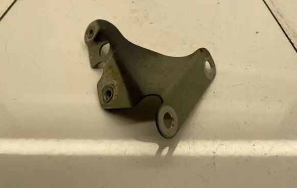 Audi Q7 4L Fender mounting bracket 4L0821135