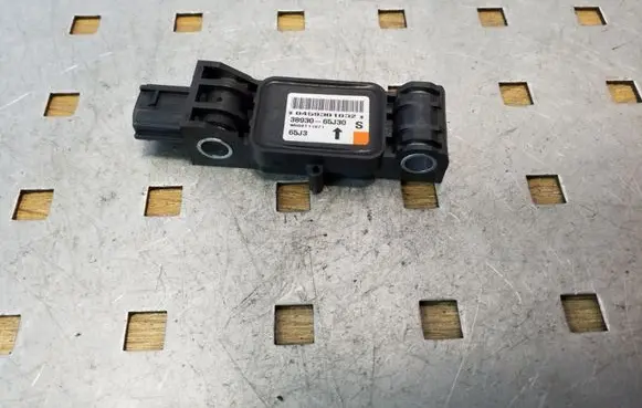 Suzuki Grand Vitara II Airbag deployment crash/impact sensor 3893065J30