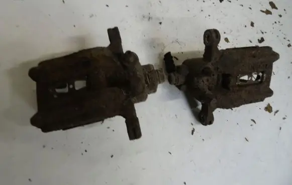 Honda CR-V Rear brake caliper