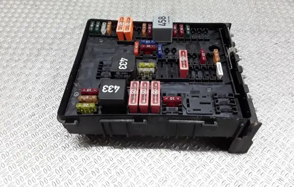 Volkswagen Touran I Fuse module 1K0937124K