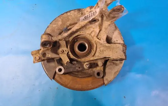 Volkswagen Touareg I Front wheel hub spindle knuckle