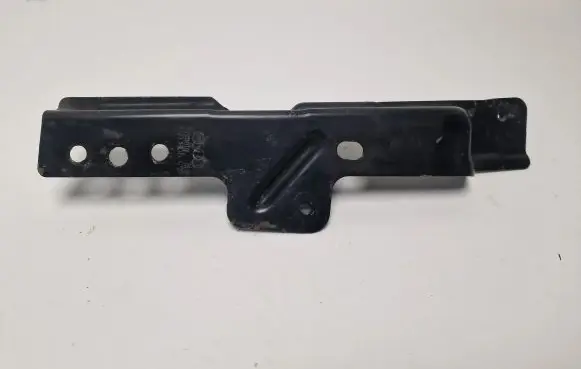 Audi Q7 4L Fender mounting bracket 4L0805697