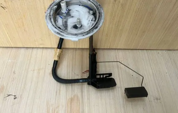 BMW 5 E60 E61 Fuel level sensor 6765849
