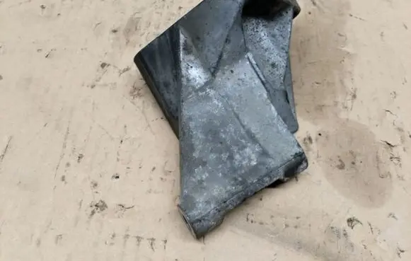 Nissan Almera Tino Engine mounting bracket