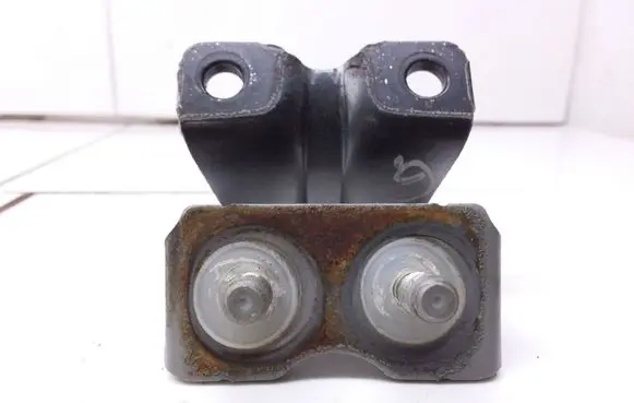 Subaru Outback Tailgate/trunk/boot hinge