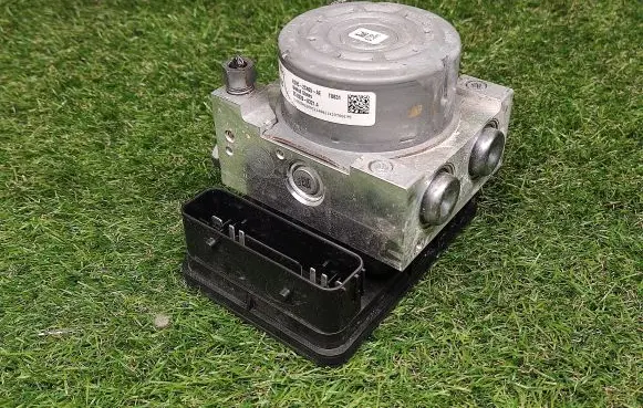 Ford Fusion II ABS Pump EG9C2C405AE