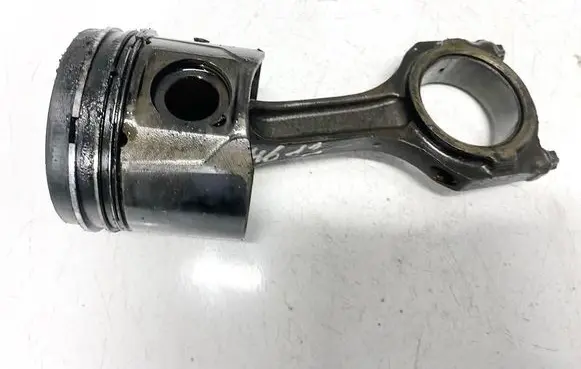 Ford Focus Piston with connecting rod