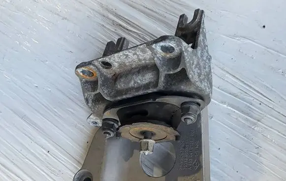 Engine mount bracket