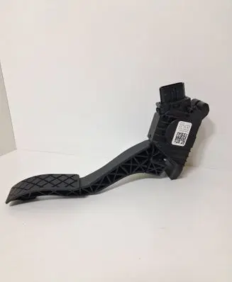 Accelerator throttle pedal