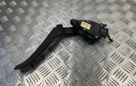 Volkswagen Touareg II Accelerator throttle pedal 7L0723507D