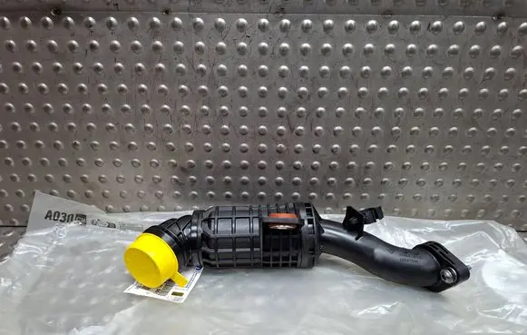 Fiat 500L Turbo air intake inlet pipe/hose S26336264 52151672 68517841AA