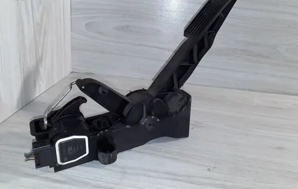 Mercedes-Benz A W169 Accelerator throttle pedal 91736020 A1693000104