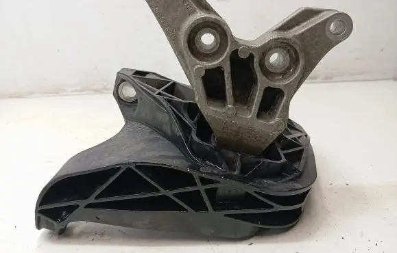 Peugeot 5008 II Engine mount bracket 008956ALU