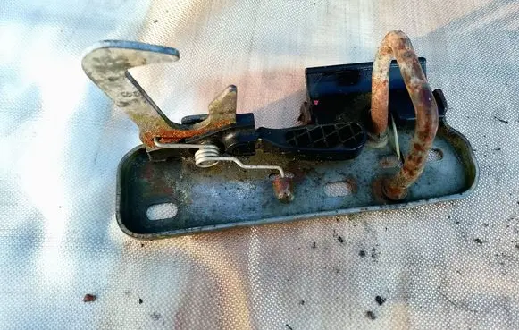 Volkswagen Golf V Engine bonnet/hood lock/latch loop/hook 1K0823480