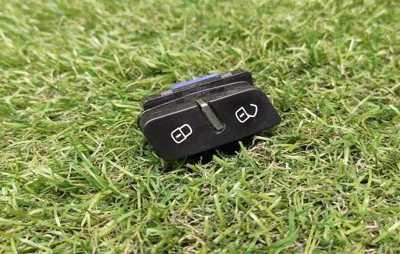 Volkswagen Touareg II Central locking switch button 7P6962125A