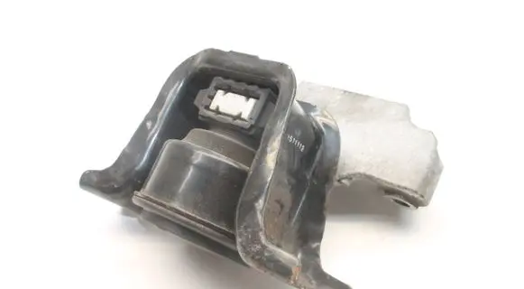 Nissan Pulsar Engine mount bracket