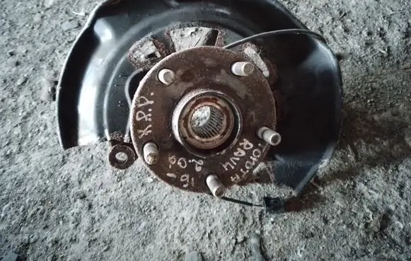 Toyota RAV 4 (XA40) Front wheel hub