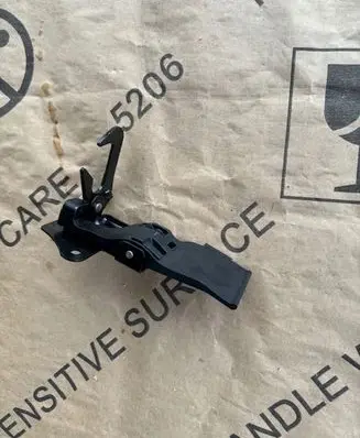 Audi A8 S8 D4 4H Engine bonnet/hood lock/latch loop/hook 4H0823485D